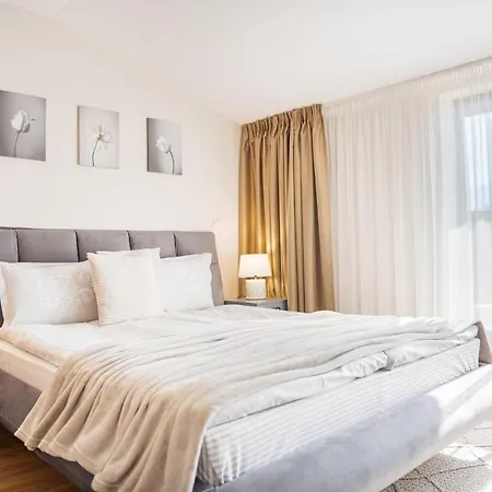 Designer - Breakfast - Free Parking