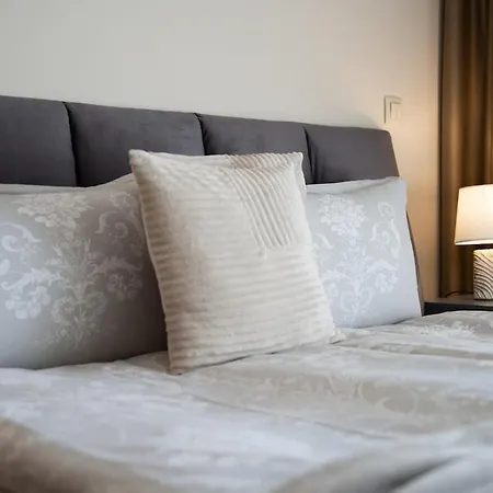 Designer - Breakfast - Free Parking Apartment