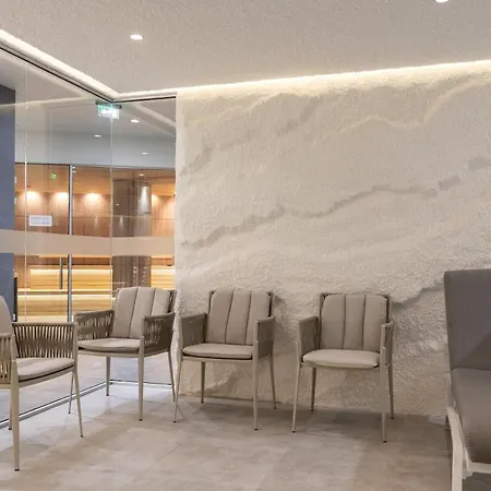 Designer - Breakfast - Free Parking Apartment