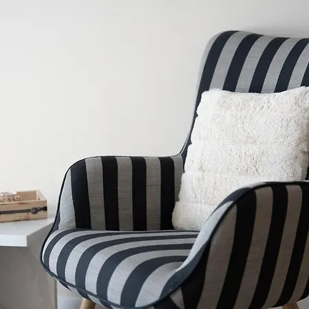 Designer - Breakfast - Free Parking Apartment